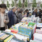 Parades de llibres la passada diada de Sant Jordi a Lleida, una imatge que enguany no es repetirà.