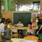 Niños ayer en la ‘escola bressol’ de Albarés.