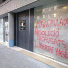 Ataque vandálico ayer contra la sede de TV3 en Lleida. 