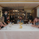 Marc Ribas y los concursantes, en un restaurante de Cambrils.