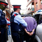 Els Mossos custodien un dels detinguts a Cornellà de Llobregat.