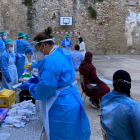 Imatge de sanitaris fent proves PCR a Tortosa.