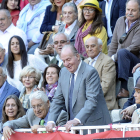 El emérito Juan Carlos I a punto de recoger la montera de un torero en una corrida en Madrid, en 2015.