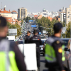 Agentes de la Policía Nacional realizan un control en la carretera A-5, en Madrid para hacer cumplir las restricciones del estado de alarma.