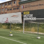 Imatge del mur que va cedir i que separa el camp de futbol de l’Institut Francesc Ribalta.