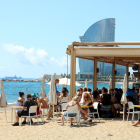 Un chiringuito de la playa de la Barceloneta, atracción ayer en una jornada marcada por el sol.