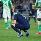 Benzema mostra el seu abatiment al consumar-se la derrota madridista a l’estadi bètic.