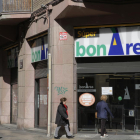 BonÀrea es la cadena que abre más establecimientos los días festivos por la mañana. A la derecha, una de las cuatro farmacias que trabaja domingos y festivos. 