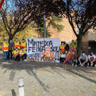 Alguns dels empleats van protestar ahir a l’Arnau.