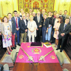 Foto de familia de los actuales miembros del pleno tras la sesión en que fue elegido alcalde Fèlix Larrosa el pasado 29 de agosto.