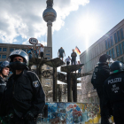 Policies alemanys vigilen alguns manifestants que protestaven contra les restriccions.
