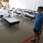 El alcalde de Torres de Segre, Joan Carles Miró, muestra las 40 camas y otros tantos ‘kits’ preparados.