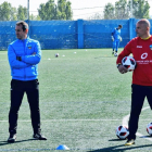Joan Carles Oliva ayer junto al segundo técnico Ismael Mariani durante el entrenamiento de la plantilla.