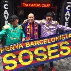 Joan Baqué i Josep Maria Ximeno, de la Penya Barcelonista de Soses, disfressats de Beatles a The Cavern, amb Xavi, de la Ciutat de Lleida.