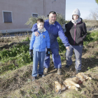 Agustí Barri, amb la seua família, ahir amb el cadàver del seu gos a la finca de la partida de Vallcalent.