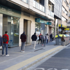 Larga cola de ciudadanos el jueves para acceder a la oficina de Correos de Rambla Ferran.