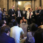 El president Torra y dirigentes de varios partidos asisten a la protesta de los periodistas en los pasillos del Parlament, ayer.