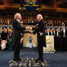 L’escriptor austríac Peter Handke (esquerra), protagonista ahir a l’entrega dels Premis Nobel.