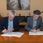 Josep Usall i Jaume Puy signen el conveni.