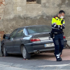 Imatge del vehicle després d’impactar contra el mur de l’església.