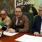 L'alcalde i president de Fira de Mollerussa, Marc Solsona, acompanyat dels representants d'APRICMA i la FEMEL, en la signatura aquest dilluns d'un conveni per la Fira de Sant Josep.