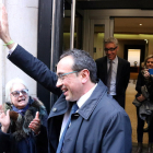 Josep Rull saluda en su llegada a la Mutua Terrassa.