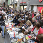 Parada de llibres a l’Eix Comercial de Lleida el Sant Jordi 2019.
