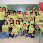 Los jóvenes estudiantes, confeccionado las gafas. 