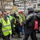 Membres dels Armilles Grogues, ahir, davant de les forces de l’ordre als carrers de París.