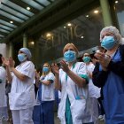 Personal sanitario aplaudiendo ayer delante el Hospital Clínic de Barcelona. 