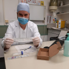 Un médico del ambulatorio de La Seu muestra el ‘kit’ con el que hacen las PCR.