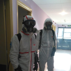 Dos treballadors desinfecten un dels centres de la Pobla.