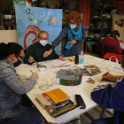 Rosa Franco, de la Escola Traç de Lleida, con usuarios del club social La Brúixola en un taller de arte. 