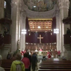 Asistencia de fieles ayer a la misa celebrada en la Catedral de Lleida en honor a Sant Anastasi, retransmitida por Lleida Televisió.