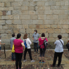 Els participants van poder descobrir les característiques geològiques de la catedral de Santa Maria d’Urgell.