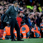 Ernesto Valverde, amb gest de preocupació, durant el partit a Liverpool.