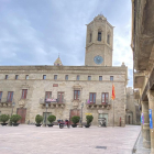 Vista del ayuntamiento de Cervera, en el centro histórico de la capital.