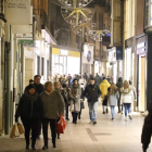 Compradores en el Eix Comercial de la ciudad de Lleida, ayer por la tarde.