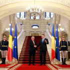 El presidente de la Comisión Europea, Jean-Claude Juncker, y su homólogo rumano, Klaus Iohannis.