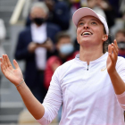 Iga Swiatek muestra su alegría tras ganar Roland Garros al batir en la final a Sofia Kenin.