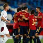 Els jugadors de la selecció espanyola celebren l’únic gol del partit davant de Suïssa.
