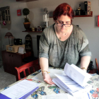 Dolors Ortiz, veïna del barri de la Bordeta de Lleida, mostra factures d'Endesa al seu domicili.