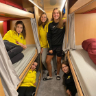Las jugadoras del Vila-sana estrenaron ayer el autocar-hotel en su viaje a Asturias.