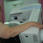 Una dona se sotmet a una mamografia.