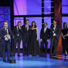 Momento en el equipo de ‘La trinchera infinita’ recibió el premio a Mejor Largometraje. 