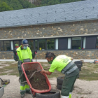 Treballadors de l’ajuntament de la Vall de Boí arreglant el col·legi de cara a l’inici del curs.