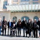 Representants lleidatans de JxCat davant de l'estació de trens Lleida-Pirineus aquest dilluns.