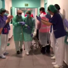 Personal sanitari de l’Hospital de la Seu aplaudeix un ancià de 93 anys que va rebre l’alta de coronavirus a finals de març.