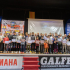 Foto de família dels premiats durant la gala del Moto Club Segre, celebrada al poliesportiu de Bellpuig.