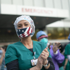 Trabajadores sanitarios de EEUU aplaudiendo, este fin de semana.